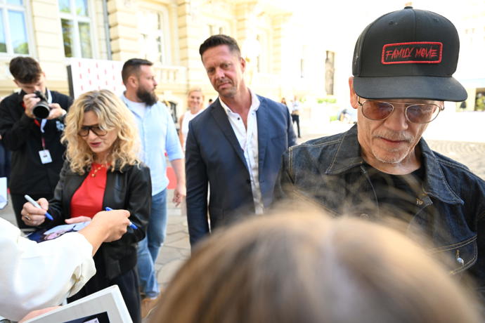 FOTO: Kevin Bacon rozdával jeden podpis za druhým. – stránka 14