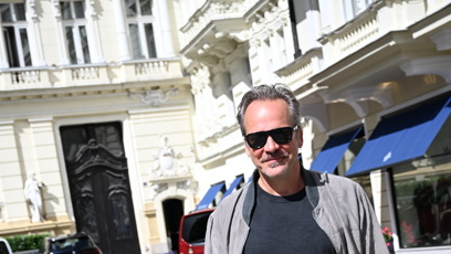FOTO: Herec Peter Sarsgaard měl nalakované nehty na nohou.