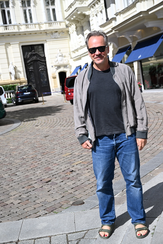 FOTO: Herec Peter Sarsgaard měl nalakované nehty na nohou. – stránka 258