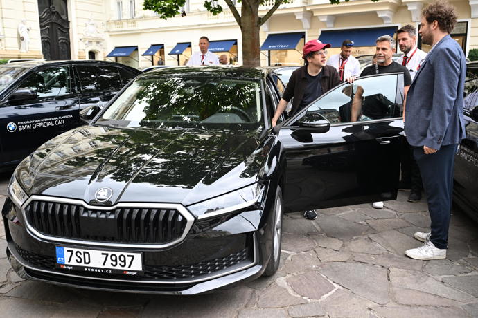 FOTO: Herec nasedl do oficiálního festivalového vozu a ujal se řízení sám. – stránka 456