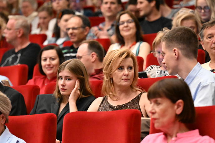 FOTO: Daniel Krejčík si sedl vedle Jitky Schneiderové. – stránka 989