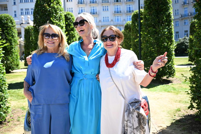 FOTO: Zahradní party s Bardotkami - Dagmar Havlová, Eva Holubová a Pavlína Pořízková. – stránka 77