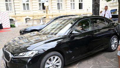 FOTO: Oficiální černá škodovka už na vzácného hosta netrpělivě čekala.