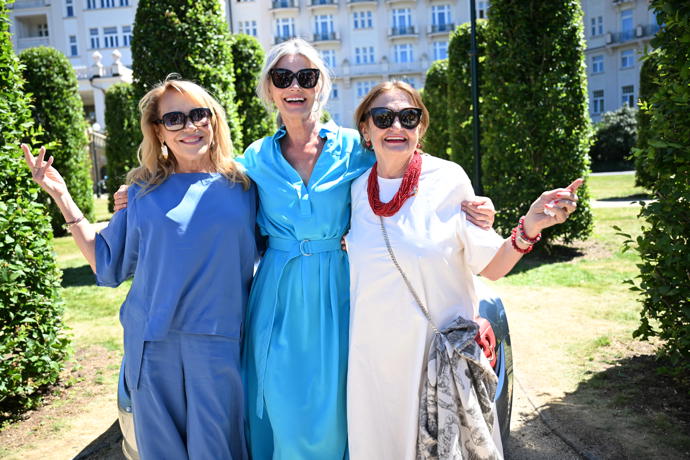 FOTO: Zahradní party s Bardotkami - Dagmar Havlová, Eva Holubová a Pavlína Pořízková. – stránka 104