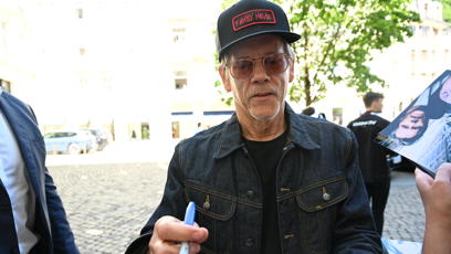 FOTO: Kevin Bacon rozdával jeden podpis za druhým.