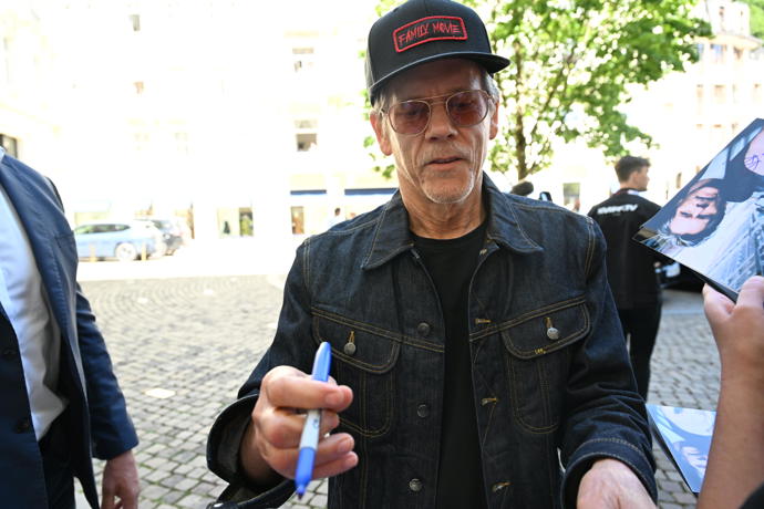 FOTO: Kevin Bacon rozdával jeden podpis za druhým. – stránka 11