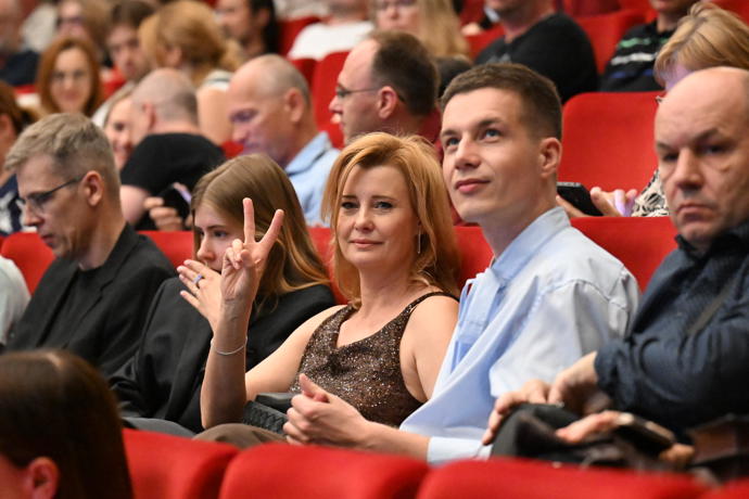 FOTO: Daniel Krejčík si sedl vedle Jitky Schneiderové. – stránka 986