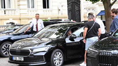 FOTO: Jesse odmítl sednout si dozadu a vzal rovnou místo řidiče.