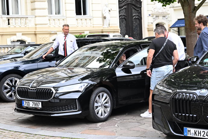 FOTO: Jesse odmítl sednout si dozadu a vzal rovnou místo řidiče. – stránka 310