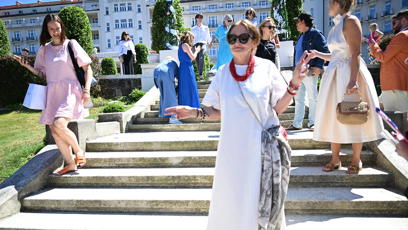 FOTO: Eva Holubová zatančila na schodech.