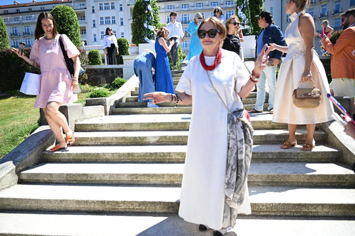 FOTO: Eva Holubová zatančila na schodech. – stránka 103