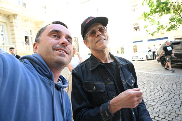 FOTO: Kevin Bacon neodmítal ani selfie. – stránka 12