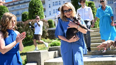 FOTO: Dagmar Havlová nesla v náručí psa.