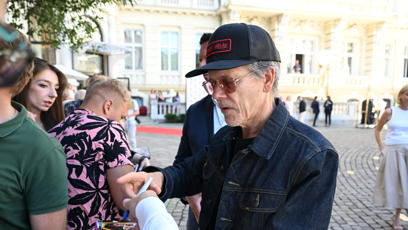 FOTO: Kevin Bacon rozdával jeden podpis za druhým.