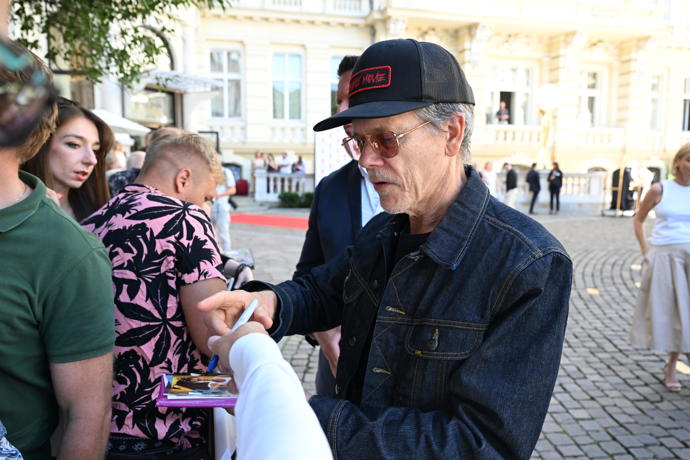 FOTO: Kevin Bacon rozdával jeden podpis za druhým. – stránka 13