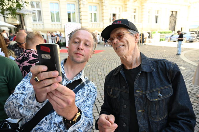 FOTO: Kevin Bacon neodmítal ani selfie. – stránka 10
