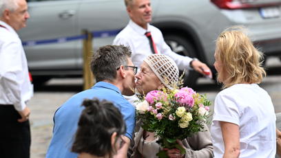 FOTO: Iva Janžurová dostala krásnou kytici.