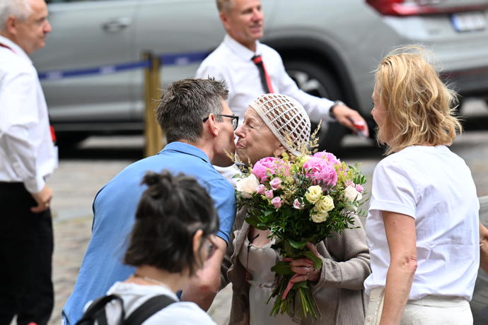 FOTO: Iva Janžurová dostala krásnou kytici. – stránka 1