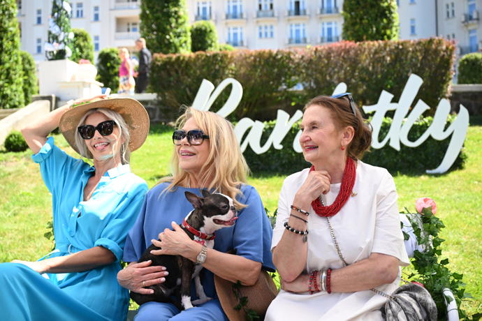 FOTO: Zahradní party s Bardotkami - Dagmar Havlová, Eva Holubová a Pavlína Pořízková. – stránka 101