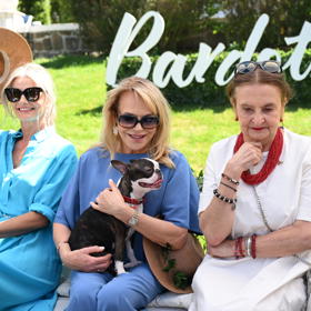 Zahradní party s Bardotkami - Dagmar Havlová, Eva Holubová a Pavlína Pořízková.