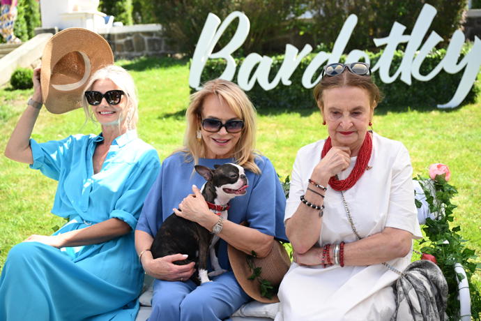 FOTO: Zahradní party s Bardotkami - Dagmar Havlová, Eva Holubová a Pavlína Pořízková. – stránka 100