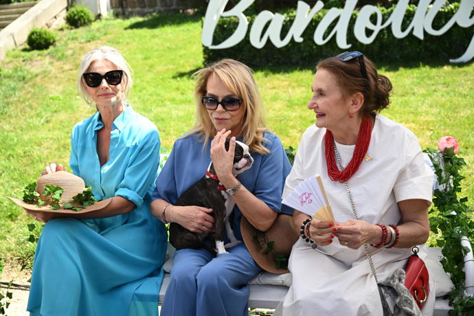 FOTO: Zahradní party s Bardotkami - Dagmar Havlová, Eva Holubová a Pavlína Pořízková. – stránka 99