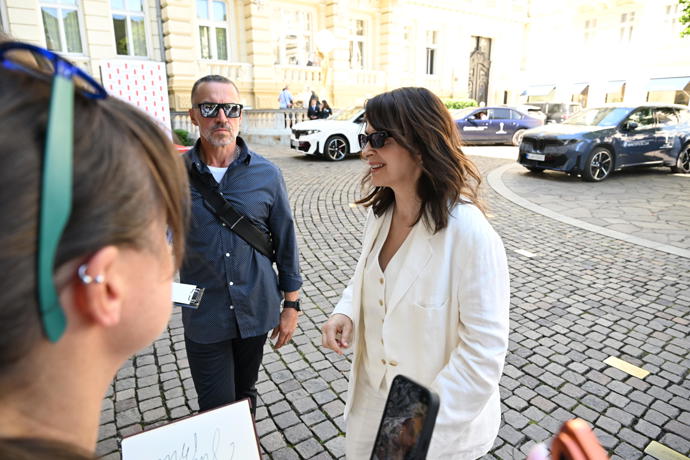 FOTO: Juliette Binoche rozdávala úsměvy. – stránka 24