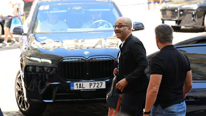 FOTO: Jeffrey Wright dorazil do Varů.