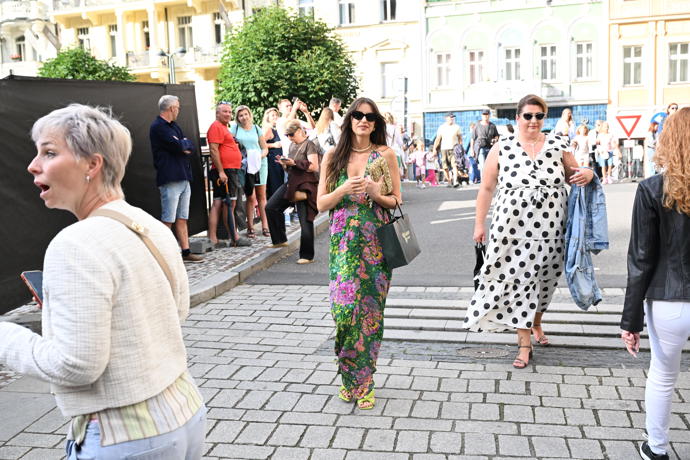 FOTO: Krásná Jitka Boho v ulicích města. – stránka 1617