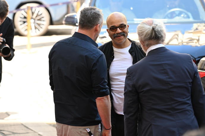 FOTO: Jeffrey Wright se pozdravil s Kryštofem Muchou a Karlem Ochem. – stránka 42