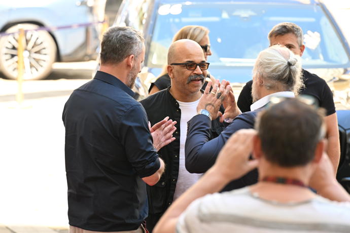 FOTO: Jeffrey Wright se pozdravil s Kryštofem Muchou a Karlem Ochem. – stránka 53