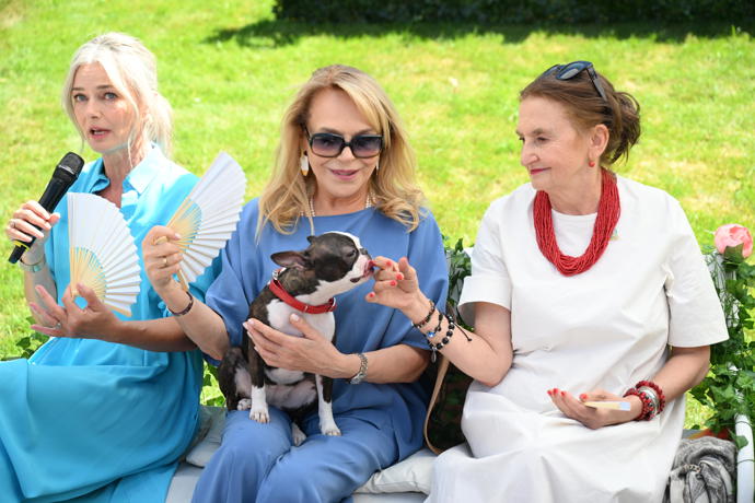 FOTO: Zahradní party s Bardotkami - Dagmar Havlová, Eva Holubová a Pavlína Pořízková. – stránka 98