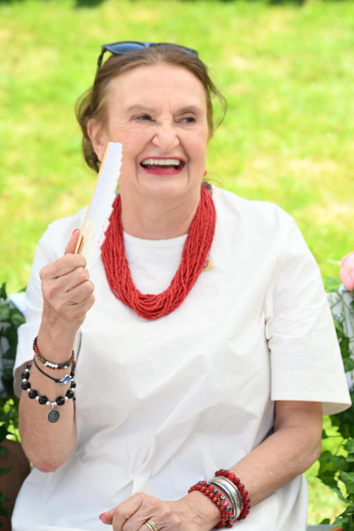 FOTO: Eva Holubová se usmívala. – stránka 109