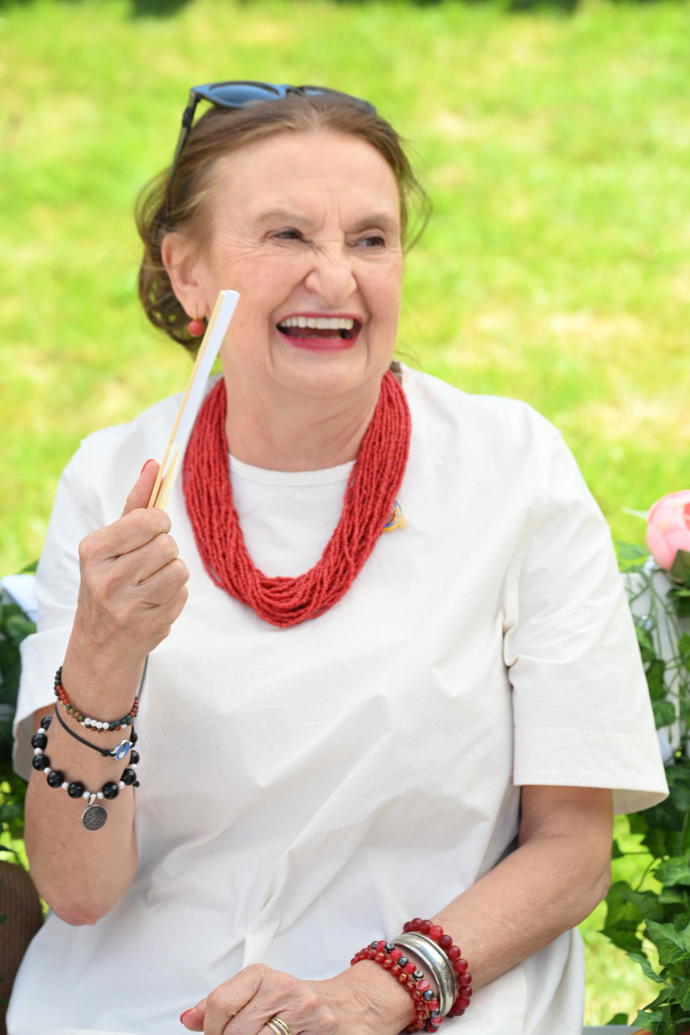 FOTO: Eva Holubová nešetřila úsměvy. – stránka 97