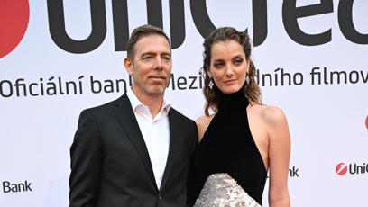 FOTO: Denisa Dvořáková s partnerem na party UniCredit Bank ve Varech.