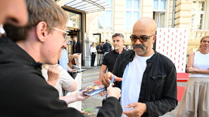 FOTO: Jeffrey Wright vyrazil k fanouškům.