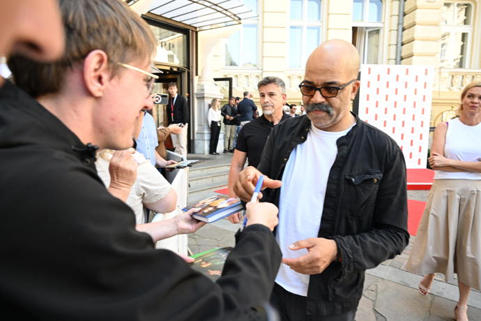 FOTO: Jeffrey Wright vyrazil k fanouškům. – stránka 51