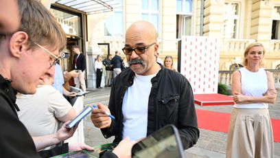 FOTO: Jeffrey Wright vyrazil k fanouškům.