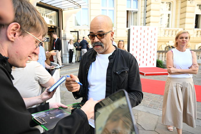 FOTO: Jeffrey Wright vyrazil k fanouškům. – stránka 50