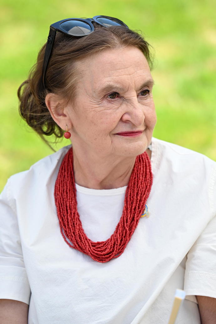 FOTO: Herečka Eva Holubová je jednou z Bardotek. – stránka 95