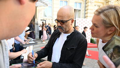 FOTO: Jeffrey Wright se všem ochotně podepsal.