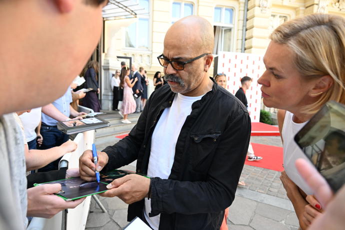 FOTO: Jeffrey Wright se všem ochotně podepsal. – stránka 49