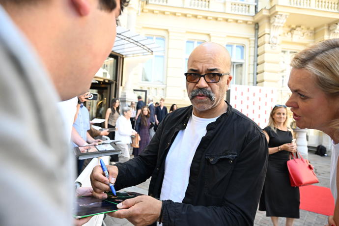 FOTO: Jeffrey Wright s fanoušky. – stránka 48