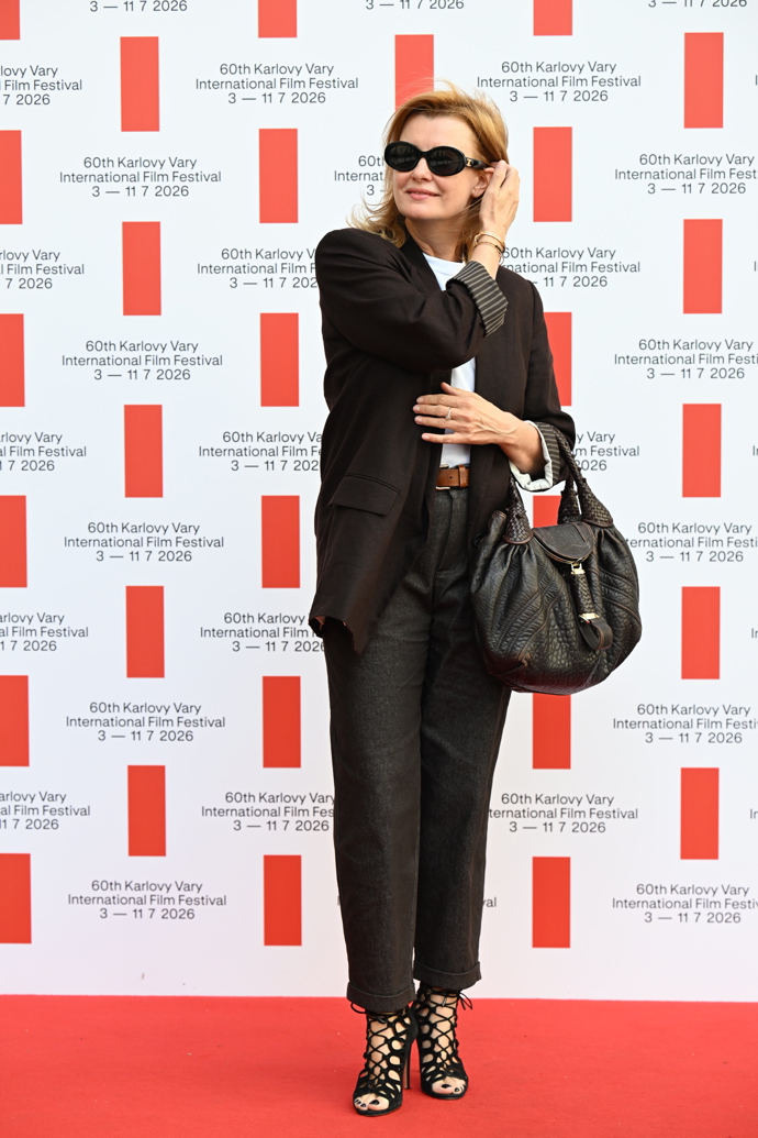 FOTO: Krásná Jitka Schneiderová ve Varech. – stránka 261