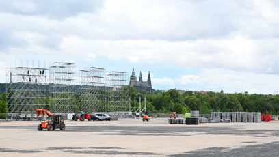 FOTO: Pódium už se připravuje.