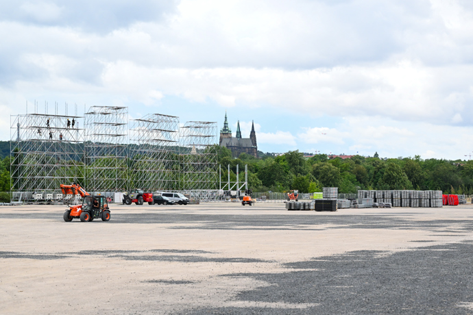 FOTO: Pódium už se připravuje. – stránka 67