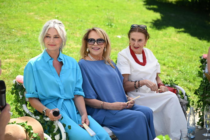 FOTO: Zahradní party s Bardotkami - Dagmar Havlová, Eva Holubová a Pavlína Pořízková. – stránka 93