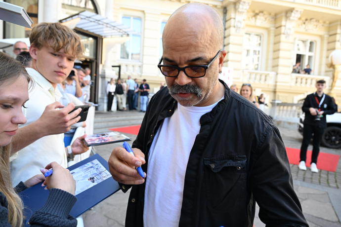 FOTO: Jeffrey Wright rozdal několik podpisů. – stránka 46