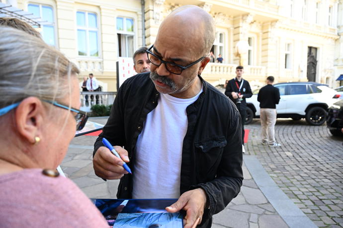 FOTO: Jeffrey Wright rozdal několik podpisů. – stránka 45