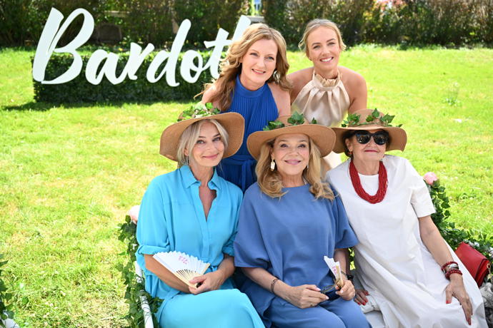 FOTO: Zahradní party s Bardotkami - Dagmar Havlová, Eva Holubová a Pavlína Pořízková. – stránka 92